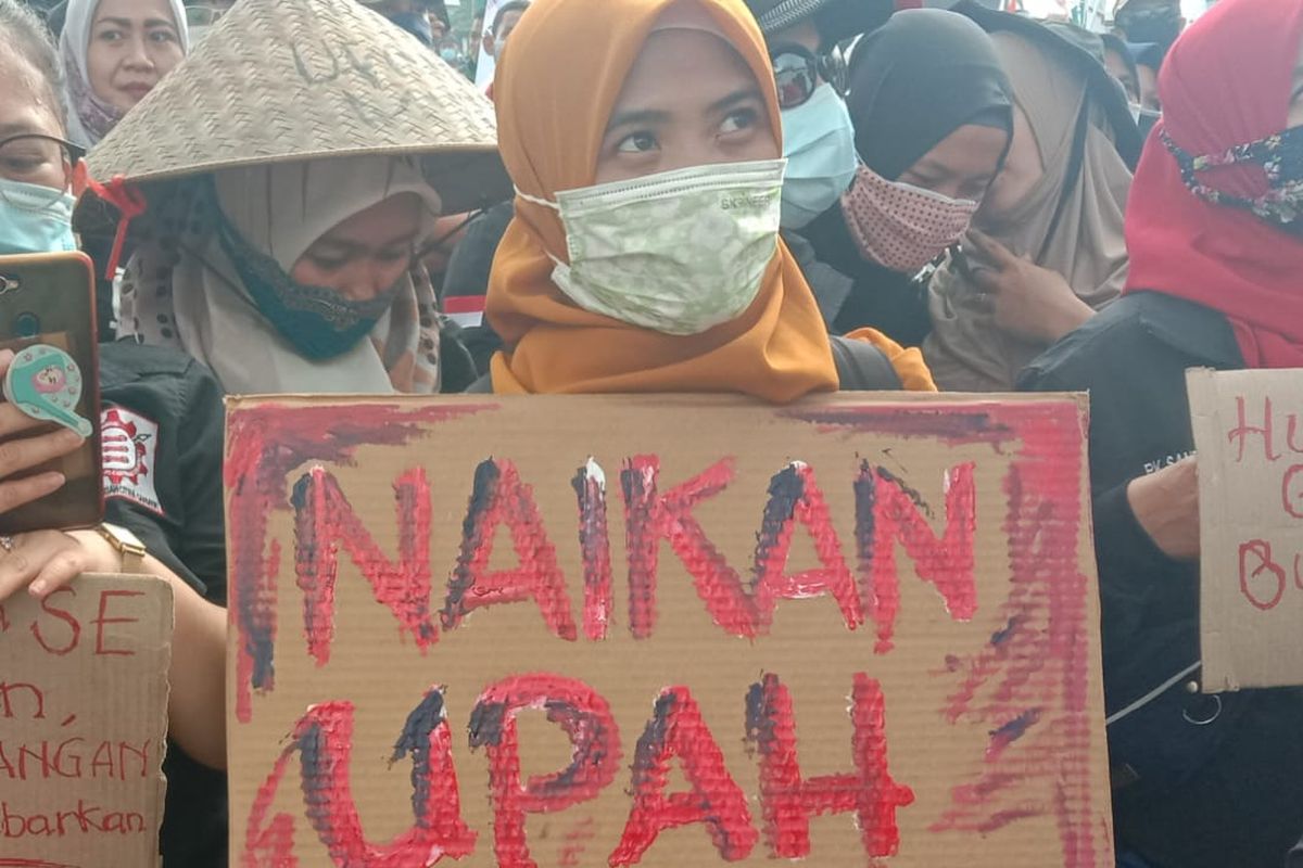 Buruh menyuarakan tuntutan upah minimum 2021 naik di depan Kantor Kementerian Ketenagakerjaan, Jakarta, Selasa (10/11/2020).