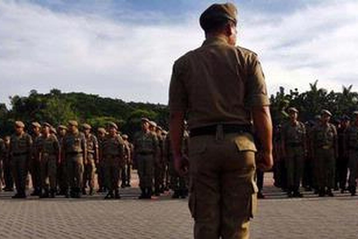 Sekitar 400 anggota Satpol PP dari Jakarta Pusat mengikuti apel konsolidasi di lapangan parkir Monumen Nasional (Monas), Rabu (21/4/2010). Ini merupakan apel pertama pasca bentrokan dengan warga dalam upaya penertiban makam Mbah Priuk yang menewaskan tiga anggota Satpol PP. 