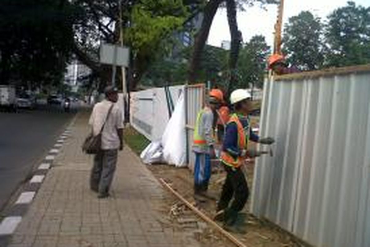 tiga pekerja di MRT di Sudirman -Thamrin

Tiga pekerja terlihat sibuk memasang seng penutup proyek mass rapid transit (MRT) di jalan Thamrin, Jakarta Pusat, Selasa (8/10/2013). Rencananya peletakan batu pertama atau groundbreaking pembangunan konstruksi transportasi berbasis rel atau  mass rapid transit (MRT) akan dilaksanakan pada Kamis mendatang (10/10/2013). Kompas.com/Ummi Hadyah Saleh