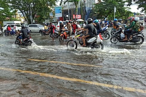 Tips Aman Sepeda Motor Sebelum dan Sesudah Terobos Banjir