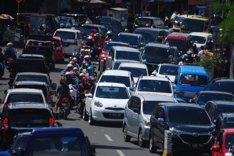 Antrian kendaraan terjadi di Jalan Raya Puncak, tepatnya di kawasan Cisarua, Bogor, Jawa Barat, Minggu (31/12/2017).