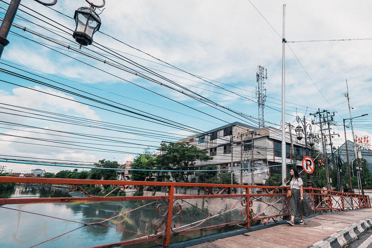 Susana di Jembatan Merah Surabaya.