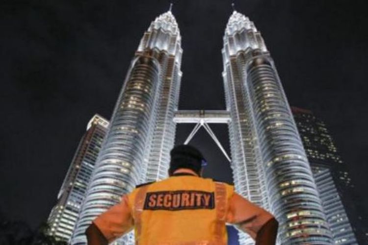 Aparat keamanan Malaysia di depan menara Petronas.