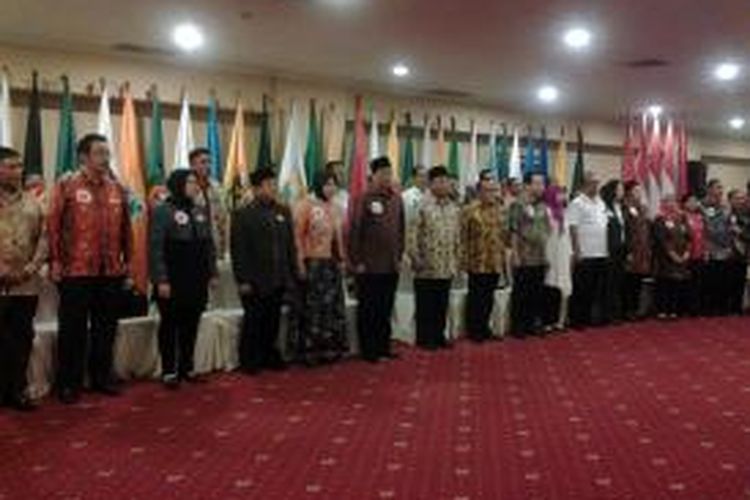 Puluhan DPD RI memberikan dukungan kepada pasangan capres dan cawapres Prabowo Subianto dan Hatta Rajasa di Balai Kartini, Sabtu (7/6/2014). Prabowo tampak didampingi Ketua Umum Golkar, Aburizal Bakrie dan Wakil Majelis Tinggi Demokrat, Marzuki Alie.