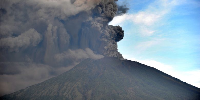 Erupsi Gunung Agung terlihat dari Kubu, Karangasem, Bali, 26 November 2017. Gunung Agung terus menyemburkan asap dan abu vulkanik dengan ketinggian yang terus meningkat, mencapai ketinggian 3.000 meter dari puncak. Letusan juga disertai dentuman yang terdengar sampai radius 12 kilometer.