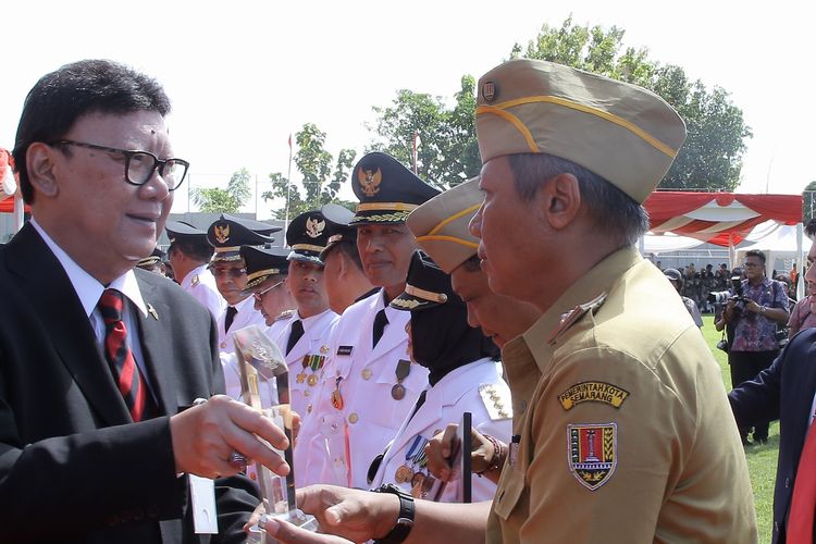 Mendagri Tjahjo Kumolo menyerahkan Tropi Penghargaan Prestasi Kinerja Tertinggi dalam Penyelenggaraan Pemerintahan Daerah kepada Camat Tugu mewakili Wali Kota Semarang di Stadion Diponegoro Banyuwangi, Kamis (24/4/2019).