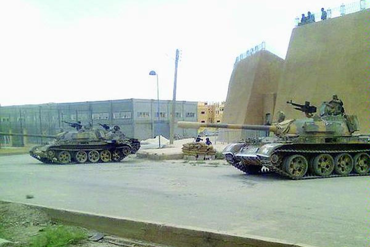 Sebuah foto jurnalisme warga, yang dibuat dengan telepon seluler dan ditayangkan oleh Shaam News Network, mempertunjukkan informasi bahwa tank militer Suriah dikerahkan ke Deir el-Zour, provinsi di timur Suriah, Selasa (14/6). Pemerintah Suriah mengklaim telah menggagalkan upaya penyelundupan senjata melalui perbatasan di wilayah Deir el-Zour, sementara aktivis hak asasi manusia, Mustafa Osso, membenarkan bahwa tank dalam jumlah besar dikerahkan ke wilayah tersebut.