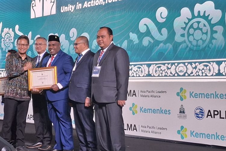 Menteri Kesehatan (Menkes) Budi Gunadi Sadikin saat memberikan penghargaan kepada kepala daerah yang berhasil menekan kasus malaria dalam acara Asia Pasific Leader Summit on Malaria Elimination di Hotel Hilton, Nusa Dua, Kabupaten Badung, Provinsi Bali, pada Selasa (17/6/2025). KOMPAS.com/ Yohanes Valdi Seriang Ginta