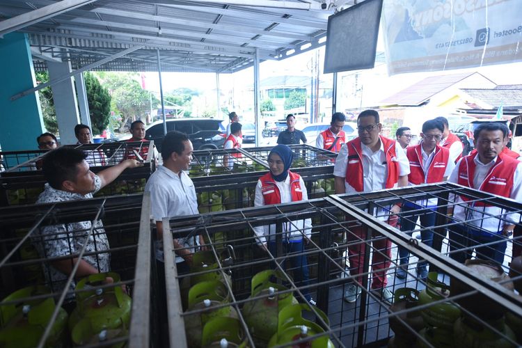 Direktur Utama Pertamina (Persero) Nicke Widyawati meninjau penyaluran liquified liquefied petroleum gas (LPG) 3 kilogram (kg) di beberapa pangkalan LPG di Palembang, Sumatera Selatan (Sumsel), Senin (31/7/2023).