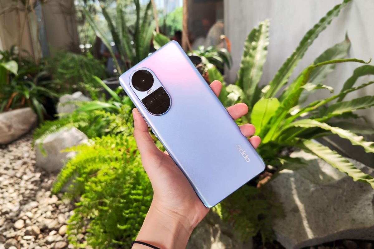 Punggung Oppo Reno 10 5G yang dilapisi teknologi Oppo Glow Design. Varian Ice Blue yang ditawarkan punya tekstur halus dan sedikit kesat, sehingga dapat bebas dari noda sidik jari.