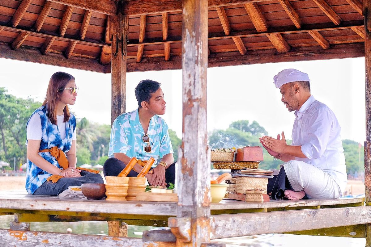 Calon Wakil Presiden (Cawapres) nomor urut 2 (dua) Gibran Rakabuming Raka bersama istri, Selvie Ananda, mengikuti Wellness Tourism di Pantai Mertasari Sanur, Bali, Sabtu (27/1/2024).
