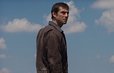 Joseph Gordon-Levitt berperan sebagai Joe, pembunuh bayaran, dalam film Looper (2012).