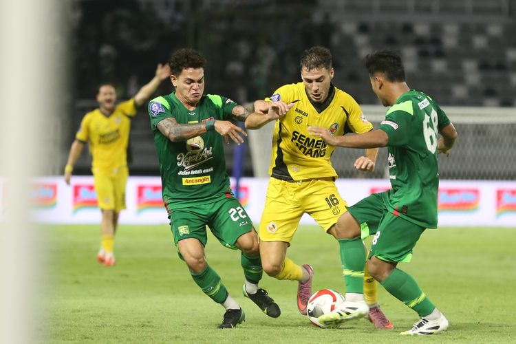 Pedro Matos (Semen Padang) menjaga bola dari rebutan pemain Persebaya di laga pekan ke-6 Super League, Jumat (19/9/2025) di Stadion Gelora Bung Tomo, Surabaya. (KOMPAS.com/Suci Rahayu).