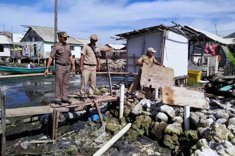 Penertiban Jamban Apung di Pulau Kelapa, Kepulauan Seribu, Rabu (19/2/2020)