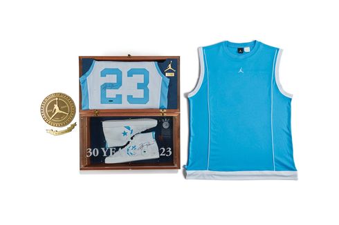 Lelang Paket Jordan x Converse UNC Milik Michael Jordan untuk Pendidikan 