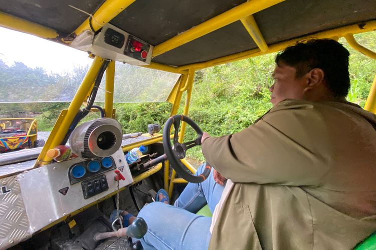 Berbincang dengan seorang pengemudi Jip offroad saat melewati Ngarai Sianok di Sumatera Barat. 