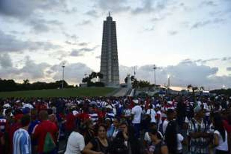 Ratusan ribu warga Kuba berkumpul di Revolution Square, Havana untuk memberikan penghormatan kepada mantan Presiden Kuba Fidel Castro, Selasa waktu setempat.  