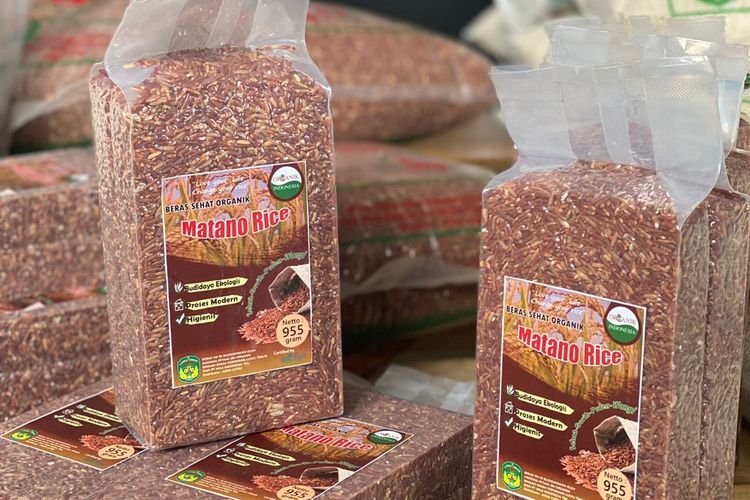 Produk beras merah organik di Galeri UMKM Kareso Anatowa di Kecamatan Nuha, Luwu Timur, Sulawesi Selatan.