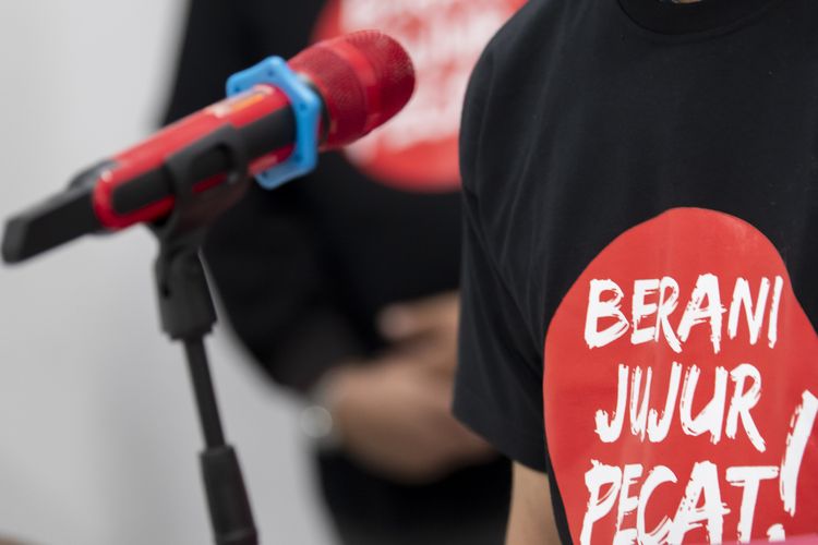 Kaus hitam bertuliskan 'Berani Jujur Pecat' dipakai oleh sejumlah perwakilan 75 pegawai KPK yang dinyatakan tidak lolos Tes Wawasan Kebangsaan (TWK) usai audiensi dengan Komisioner Komnas HAM di Jakarta, Senin (24/5/2021). Perwakilan 75 pegawai KPK yang dinyatakan tidak lolos TWK dengan didampingi beberapa lembaga hukum melakukan pengaduan terkait dugaan pelanggaran HAM pada asesmen TWK. ANTARA FOTO/M Risyal Hidayat/foc.