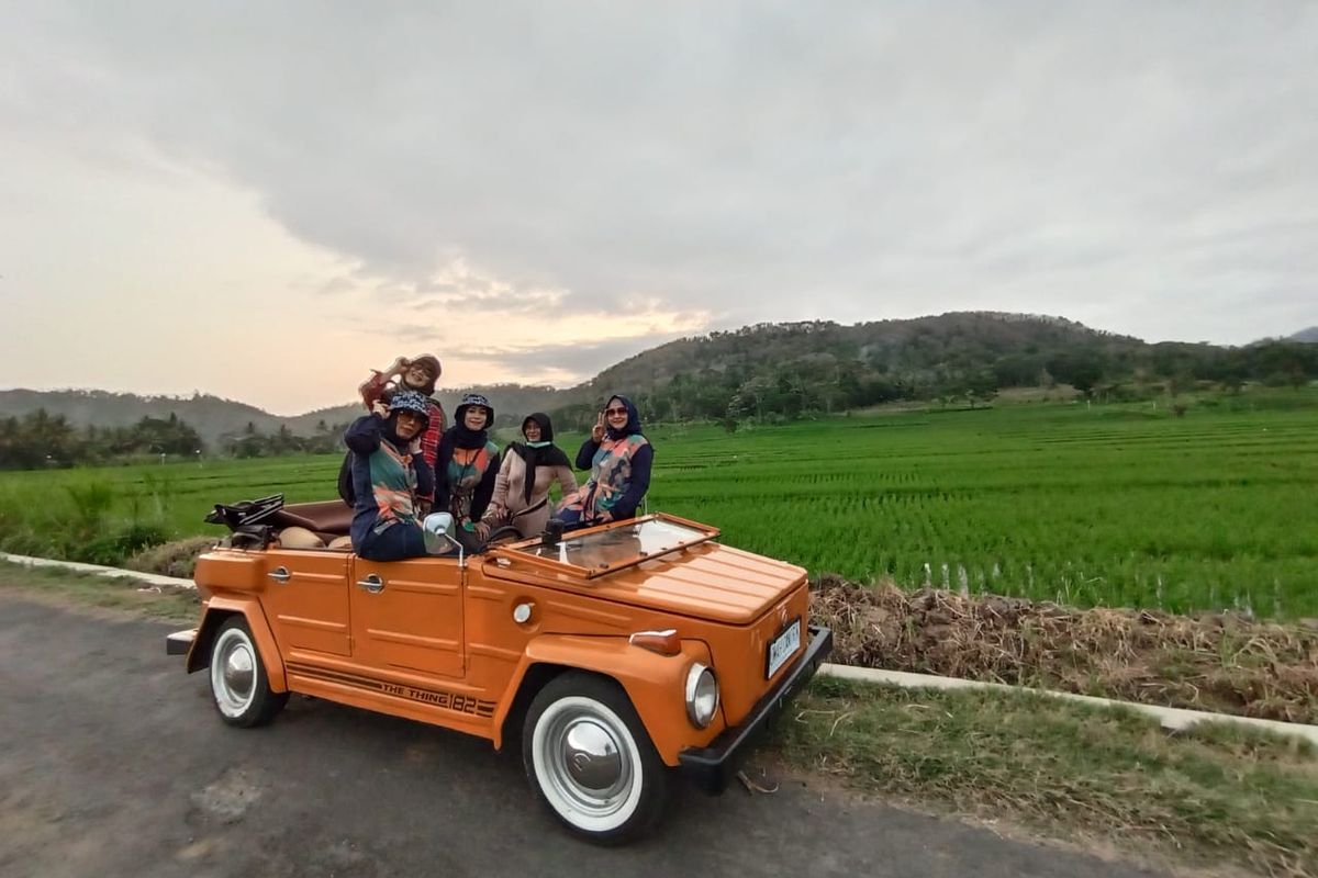 Tempat wisata di Kulon Progo - Kegiatan susur desa menggunakan VW Safari di Omah Cantrik, Kulon Progo, Yogyakarta.