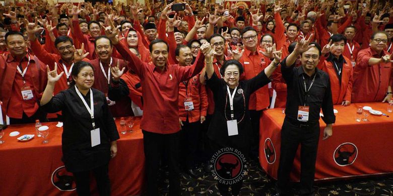 Presiden Joko Widodo (kedua kiri), Ketua Umum PDI-P Megawati Soekarnoputri (kedua kanan), Menko Bidang Pembangunan Manusia dan Kebudayaan yang juga kader PDI-P Puan Maharani (kiri) dan Panitia Pengarah Rakernas PDI-P Prananda Prabowo, bersama para kader PDIP lainnya mengacungkan simbol metal dengan ketiga jarinya seusai pembukaan Rakernas III PDI-P di Sanur, Bali, Jumat (23/2/2018). Dalam rakernas tersebut telah diputuskan untuk mencalonkan kembali Joko Widodo sebagai calon presiden 2019-2024.