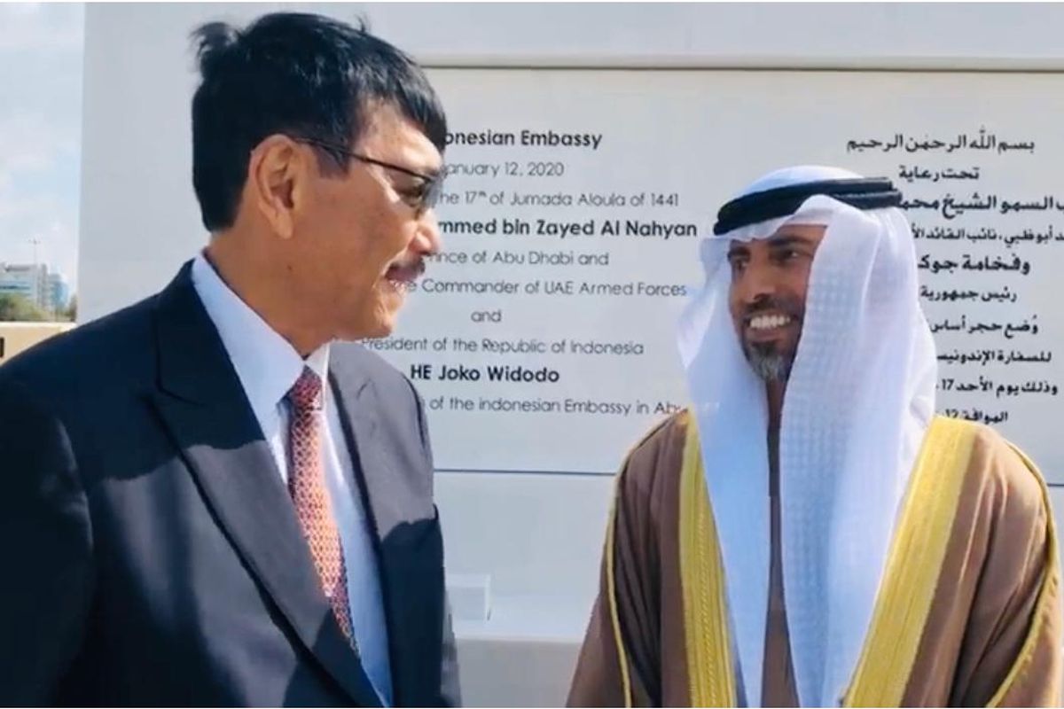 Menko Maritim dan Investasi, Luhut Binsar Pandjaitan tengah berbincang dengan Putera Mahkota Abu Dhabi, Pangeran Sheikh Mohammed Bin Zayed (MBZ), di Uni Emirat Arab, Minggu (12/1/2020)