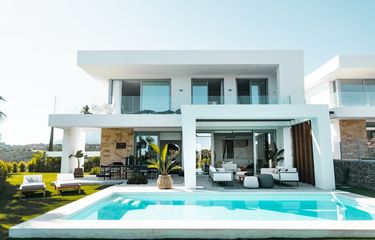 Untung Rugi Punya Kolam Renang di Rumah Modern Minimalis Halaman ...
