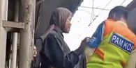 Viral Perempuan Dorong Satpam hingga Nyaris Tertabrak KRL di Stasiun Gang Sentiong