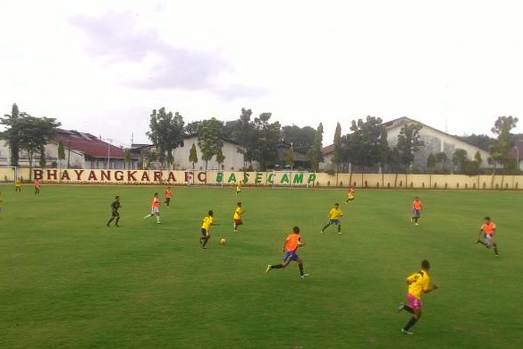 Seleksi Timnas U-19 di lapangan kamp Bhayangkara Football Club di Markas Polda Jawa Timur, Rabu (15/2/2017). 