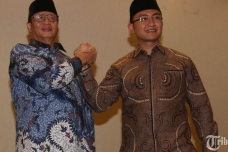 Pasangan calon gubernur dan wakil gubernur Provinsi Banten Wahidin Halim-Andika Hazrumy saat deklarasi dan penandatanganan pakta integritas di Kantor DPP Partai Demokrat, Jakarta, Senin (8/8/2016). Partai Demokrat resmi mengusung Wahidin Halim-Andika Hazrumy sebagai pasangan calon gubernur dan wakil gubernur Provinsi Banten pada pilkada serentak 2017. 