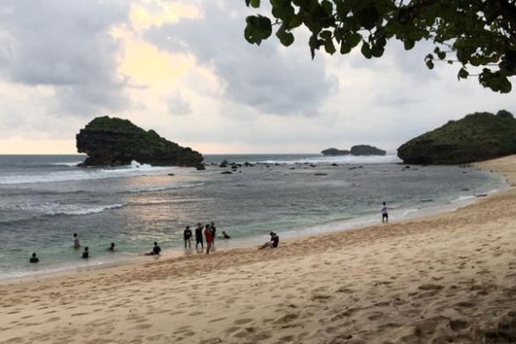 Peselancar dari sejumlah negara menjajal ketangguhan berselancar di Pantai Watu Karung, Desa Watu Karung, Kecamatan Pringkuku, Kabupaten Pacitan, Jawa Timur, sekitar 25 kilometer dari Kota Pacitan, 22 Oktober 2016. Ketinggian ombak di sana bisa mencapai 5 meter. Peselancar asing umumnya tinggal di rumah warga minimal sepekan. 