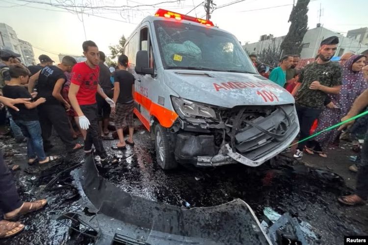  Warga Palestina memeriksa kerusakan setelah konvoi ambulans dihantam, di pintu masuk rumah sakit Shifa di Kota Gaza, 3 November 2023.