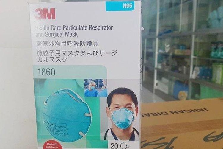 Masker N95 sebagai alat pelindung diri (APD) petugas media yang dijual di salah satu toko penyedia alat kesehatan di Jalan A Yani, Bontang Selatan. Harga masker tersebut meroket usai wabah virus corona muncul belakangan ini. 