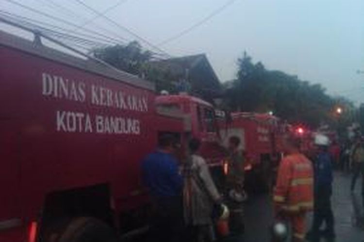 Hingga pagi ini, mobil Dinas Pemadam Kebakaran Kota Bandung masih terlihat mengantri didepan sebuah toko material berisi bahan karbit berukuran 100 meter2 yang terbakar di Jalan Caringin Nomor 97, Kelurahan Babakan Ciparay, Kecamatan Babakan Ciparay, RT 05 RW 02, Bandung, Jawa Barat, Jumat, (12/7/2013)