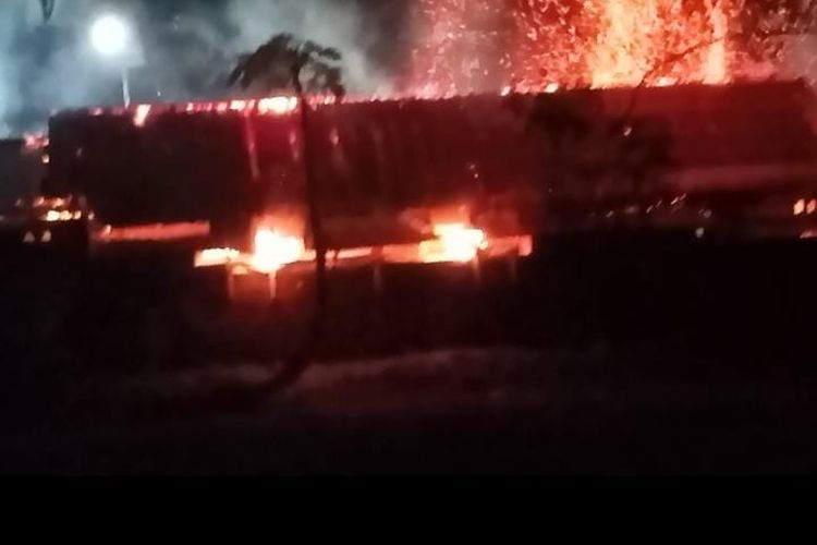Bangunan Ponpes AL Madinah di Desa Kenanga, Kecamatan Bolo, Kabupaten Bima, terbakar, Minggu (28/8/2022).