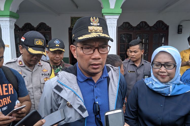 Gubernur Jawa Barat Ridwan Kamil saat mengunjungi Posko Penanggulangan Bencana Bojong Kulur Kabupaten Bogor, Kamis (2/1/2020)