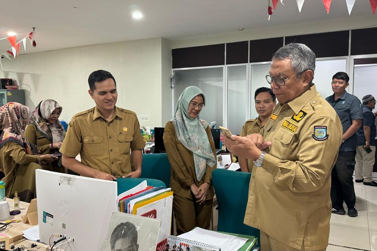 Wali Kota Tangerang Selatan Benyamin Davnie memeriksa ponsel para Aparatur Sipil Negara (ASN) di bawah Pemerintah Kota (Pemokot) untuk mengantisipasi adanya aplikasi judi online.