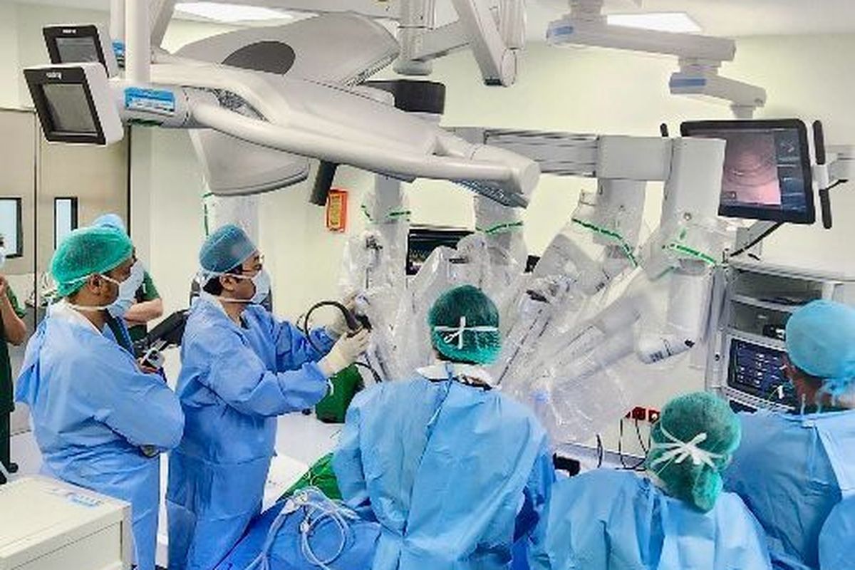 DR. dr. Wifanto Saditya Jeo, SpB-KBD, sedang memimpin operasi live surgery demo prosedur kolesistektomi robotik didampingi oleh Prof. Dr. Iswanto Sucandy MD, FACS seorang ahli bedah hepatopankreatobilier (HPB) yang bertindak sebagai proktor di Siloam Hospitals Kebon Jeruk.
