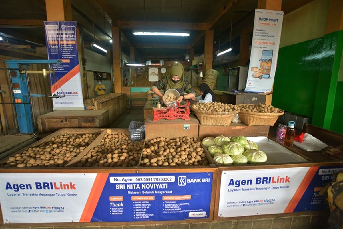 Agen BRILink menawarkan solusi praktis yang mudah diakses oleh masyarakat, baik di kota-kota besar maupun di desa-desa terpencil. 