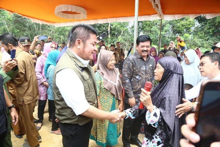 Gubernur Sumatera Selatan (Sumsel) Herman Deru saat berbincang dengan salah satu warga di Kabupaten Muratara, Kamis (7/9/2023).

