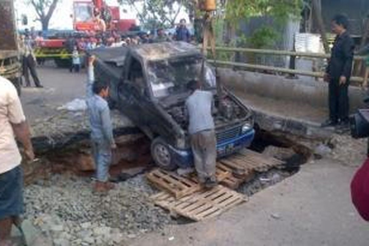 Jalan rusak dan jembatan amblas di kawasan Pegadungan, Jakarta Barat.