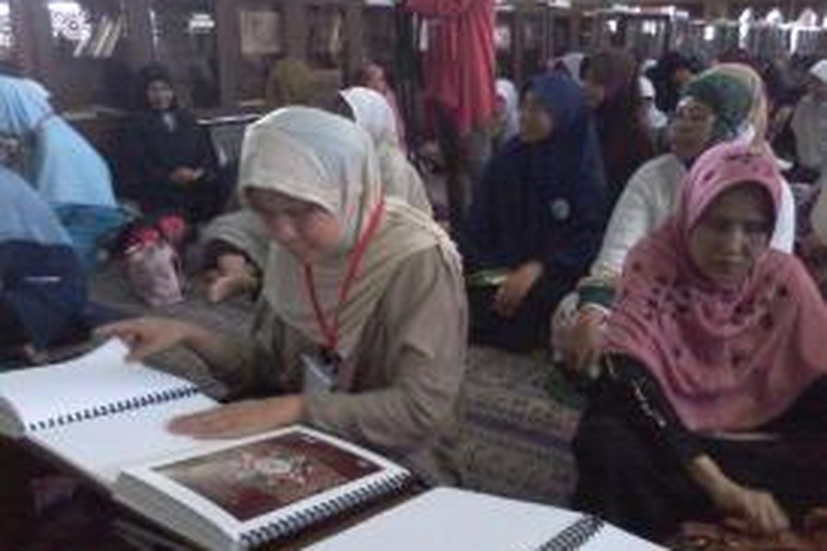 Sebanyak 50 perwakilan tunanetra yang mendapatkan Alquran braille gratis dari Lembaga Kemanusiaan Nasional Pos Kemanusiaan Peduli Umat (PKPU), di Masjid Agung At-Tin TMII, Jakarta Timur, Minggu (20/7/2014).