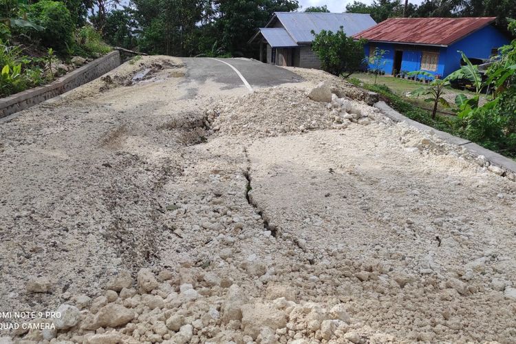 Kondisi jalan hotmix yang rusak di Kabupaten Kupang, Nusa Tenggara Timur.
