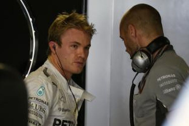 Pebalap Mercedes asal Jerman, Nico Rosberg (kiri), menunggu di pit Sirkuit Monza pada sesi latihan kedua GP Italia, Jumat (5/9/2014).