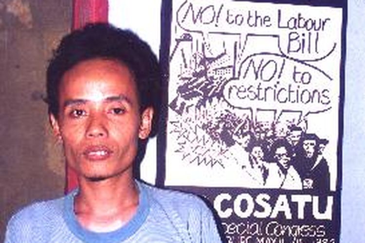 Penyair Wiji Thukul Wijaya, aktivis hak asasi manusia yang hilang pada 1998 dan hingga kini belum ditemukan. 