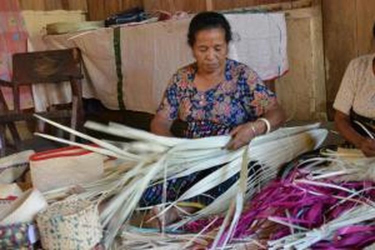 Mama Kornelia Jaghung menganyam topi Rongga.