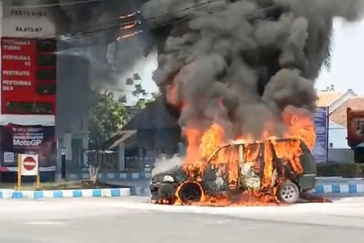 Mobil terbakar di SPBU Besuk, Kecamatan Tempeh, Kabupaten Lumajang, Jawa Timur, Senin (9/10/2023)