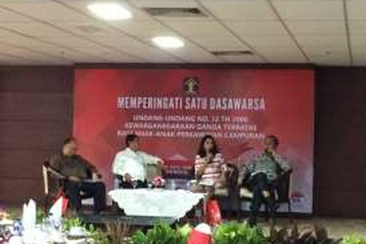 Dialog Peringatan Dasawarsa Dwi Kewarganegaraan Terbatas ke-10 di gedung Kemenkumham, Jakarta, Kamis (25/8/2016).