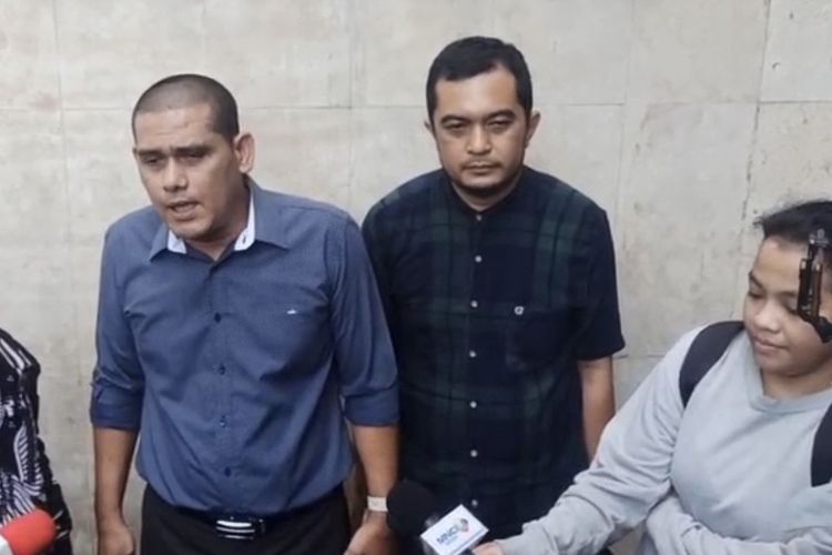 Kuasa hukum Inara Rusli, Andy Mulia Siregar dan Aulia Taswin di Polda Metro Jaya, Jakarta Selatan, Jumat (12/5/2023). 