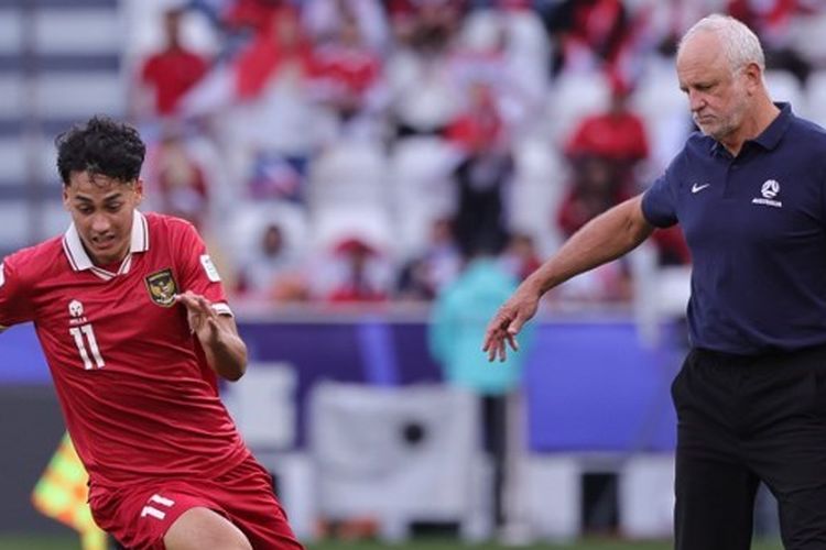 Penyerang Indonesia, Rafael Struick, tengah berlari dengan bola sambil dilihat pelatih Australia, Graham Arnold, dalam 16 besar Piala Asia 2023 antara timnas Indonesia vs Australia di Stadion Jassim bin Hamad pada 18 Januari 2024. 